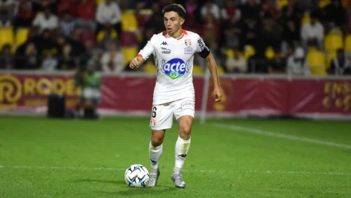 suivez en direct la mi-temps du match amiens-laval, score 0-0, pour la 20ème journée de ligue 2. analyse et temps forts en temps réel.