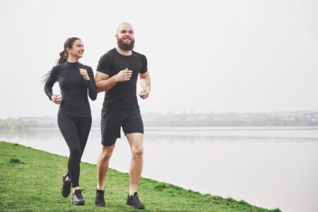 découvrez nos conseils pour bien s'entraîner avant de courir et améliorer vos performances en course à pied tout en évitant les blessures.