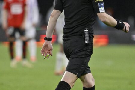 un joueur perd sa place en équipe de france après une insulte lors d'un match, soulignant l'importance du respect et du comportement exemplaire en sport.