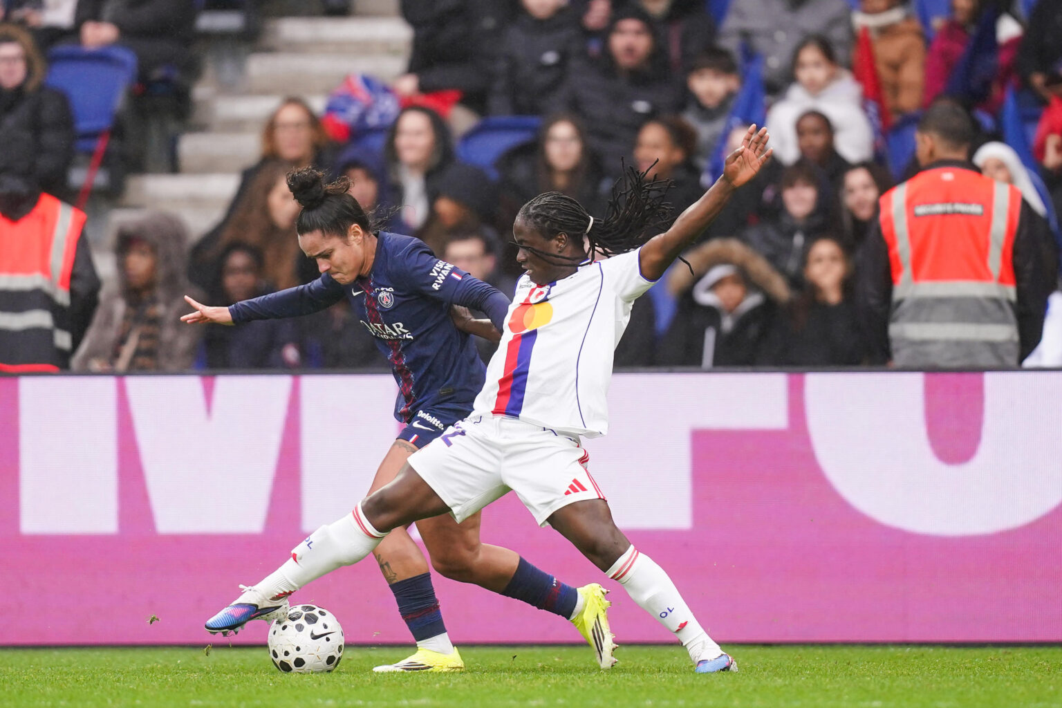 la france se qualifie en demi-finales de l'euro de futsal, une étape majeure vers la conquête du titre continental.